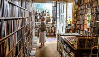 القرار شكل صدمة في بلد يفتخر بالثقافة وحبّ الكتب