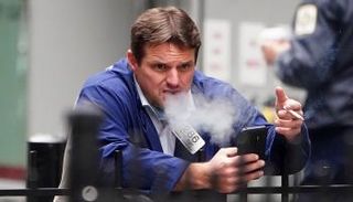 متداول يتابع نتائج الانتخابات خارج بورصة نيويورك - رويترز 