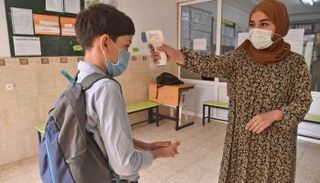 مدرسة تقيس حرارة تلميذ قبل السماح بدخوله المدرسة في الجزائر