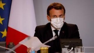 الرئيس الفرنسي إيمانويل ماكرون مرتديا الكمامة