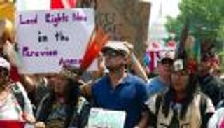 دي كابريو يتابع الانتخابات الأمريكية من الملعب