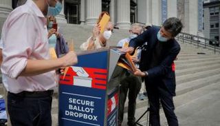 صندوق بطاقات اقتراع أمريكية