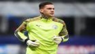 حارس مانشستر سيتي يتضامن مع عدو جماهير ليفربول