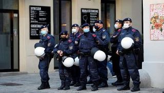 ضباط شرطة بالقرب من موقع هجوم مسلح في فيينا 