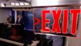 مقربون من ترامب يبحثون عن "شجاع" يبلغه "الأمر"