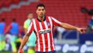 لا يهتم بأزمات برشلونة.. سواريز يدافع عن ميسي