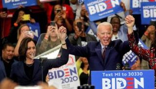 بايدن وهاريس خلال لقاء سابق