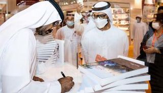 عبدالله حمدان بن دلموك يوقع نسخا من الإصدار الثاني بمعرض الشارقة للكتاب