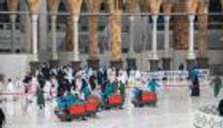 بالصور.. تعقيم المسجد الحرام بـ60 ألف لتر يومياً لمواجهة كورونا