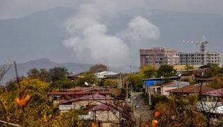 دخان يتصاعد جراء القصف المتبادل في قرع باغ