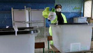 جانب من عمليات التعقيم في إحدى اللجان الانتخابية