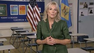 جيل بايدن أستاذة اللغة الإنجليزية بالجامعة