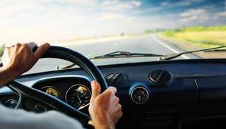 نصائح للسائقين قد تنقذ حياتهم عند قيادة السيارة في حالات الطوارئ 