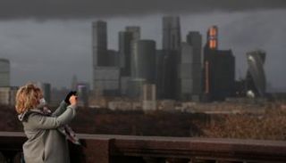 سيدة ترتدي كمامة للوقاية من كورونا في روسيا 