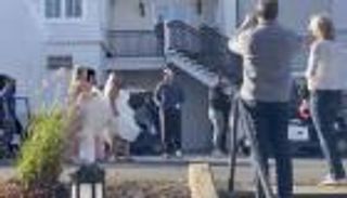 بالفيديو.. ترامب مع عروس في أول ظهور بعد الهزيمة