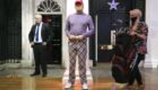 بالصور.. بعد الهزيمة "مدام توسو" يحول ترامب لـ"لاعب جولف"