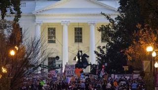 احتفالات أمام البيت الأبيض فور إعلان نتيجة الانتخابات