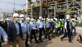 وزير البترول في مصر بمجمع إنتاج البنزين الجديد بأسيوط