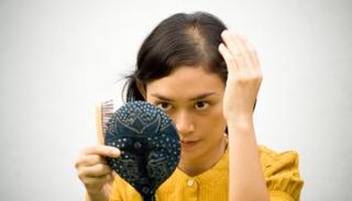 أسباب تساقط الشعر المفاجئ