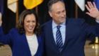 حضن دافئ وكلمة رقيقة.. هكذا هنأ زوج نائبة بايدن قرينته