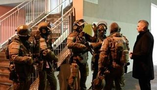 عناصر من الشرطة النمساوية خلال مداهمة مقار للإخوان