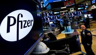 شعار شركة Pfizer على شاشة في بورصة نيويورك