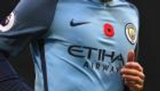 قصة عمرها 100 عام.. لماذا تزين زهرة الخشخاش قمصان الدوري الإنجليزي؟