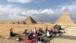 بالصور.. رسالة من الأهرامات لمواجهة العنف ضد المرأة