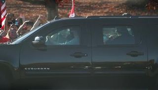 ترامب يوجه التحية لمؤيديه من سيارته