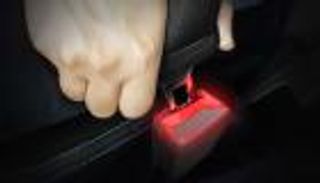 بالصور.. أول "قفل" أمان لحزام السيارة يضيء