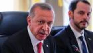 الولاءات العائلية تحتضر.. ألبيرق يحرج أردوغان في مراسم التسليم