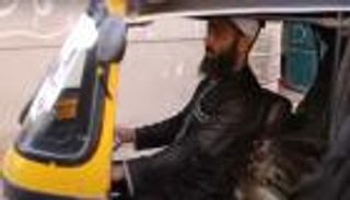 "الشيخ حسني" يظهر في مصر.. كفيف يقود "توك توك" ويصلح الكمبيوتر