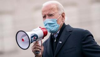 بايدن يعتزم فرض الكمامة في أنحاء البلاد