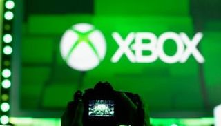 شخص يلتقط صورة لشعار 