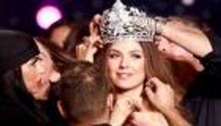 بالصور.. كورونا يمنح مايا رعيدي لقب ملكة جمال لبنان للعام الثالث