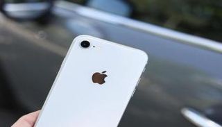 شخص يحمل هاتف آيفون