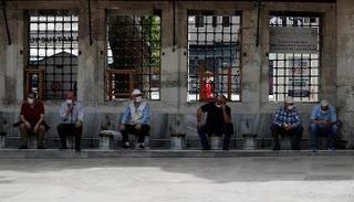 أتراك قرب باحة مسجد في إسطنبول- رويترز