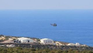 مروحية تحلق فوق قاعدة اليونيفيل مقر انعقاد الاجتماع