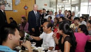 بايدن خلال زيارته للمطعم الصيني عام 2011 - سي إن إن