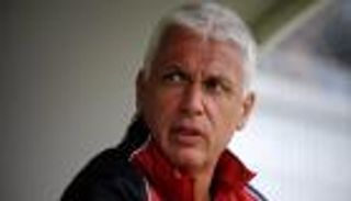 بالفيديو.. حكم يعتدي على مدرب السودان في التصفيات الأفريقية