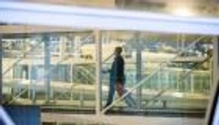 فحوصات كورونا وقواعد السفر.. سوق سوداء خطرة تجتاح العالم