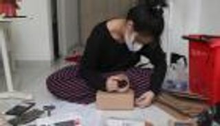 هواتف "جينا غالية" بإندونيسيا.. ضوء أبيض في نفق كورونا المظلم