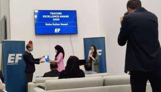 لحظة تكريم المعلمة اليمنية نهى سلطان سعيد