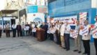 لاجئون بغزة يدعون "الأونروا" للتراجع عن قرار بشأن الرواتب