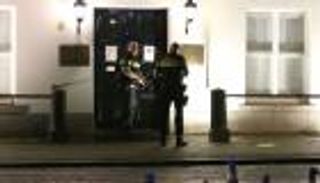 السعودية تدعو رعاياها بهولندا لتوخي الحذر بعد إطلاق النار على سفارتها