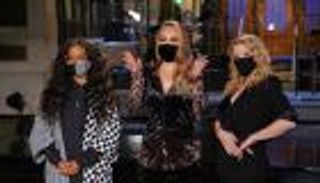 كمامة المشاهير من الحرير.. أناقة وفوائد صحية