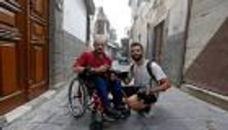 "أذناي له وقدماه لي".. شابان يتحديان الإعاقة بالصداقة والمشاركة