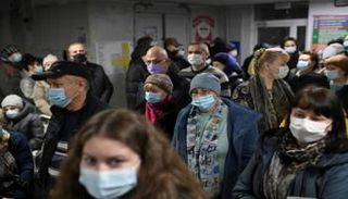 أشخاص يرتدون كمامات للوقاية من كورونا في روسيا