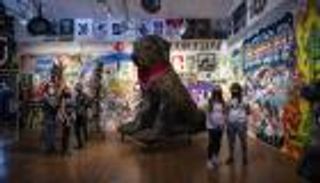 جرافيتي وقنابل وأواني طبخ تخلّد انتفاضة تشيلي في معرض فني