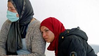 امرأة ترتدي كمامة للوقاية من فيروس كورونا في توتس